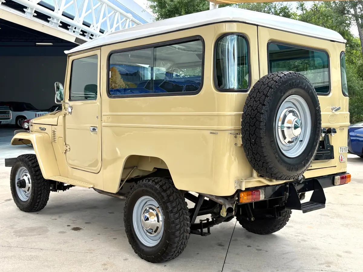 Vehicle photo 8