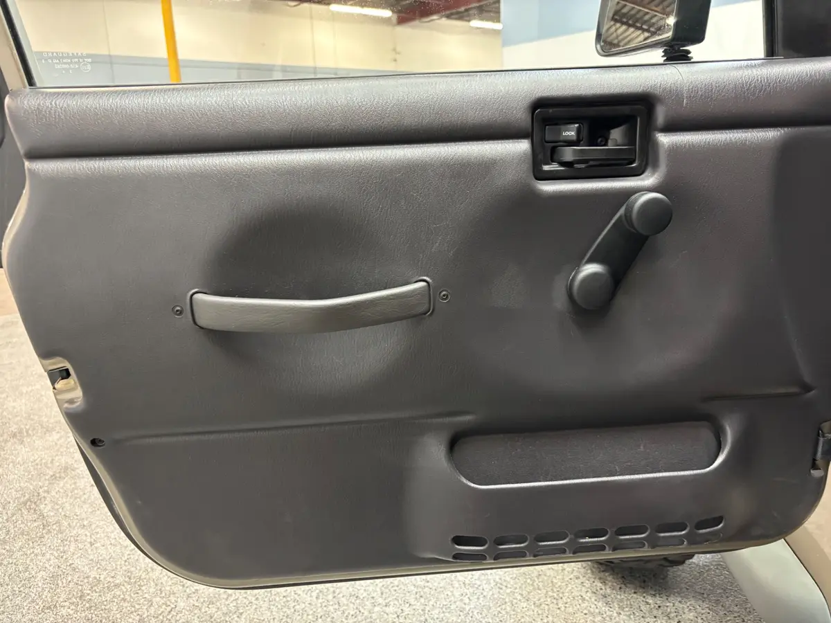Vehicle photo 20