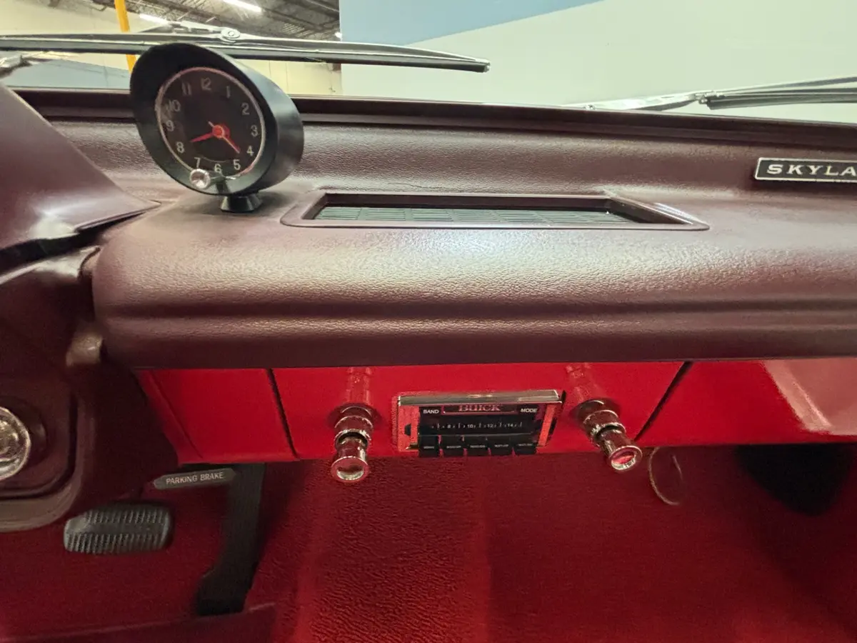 Vehicle photo 24