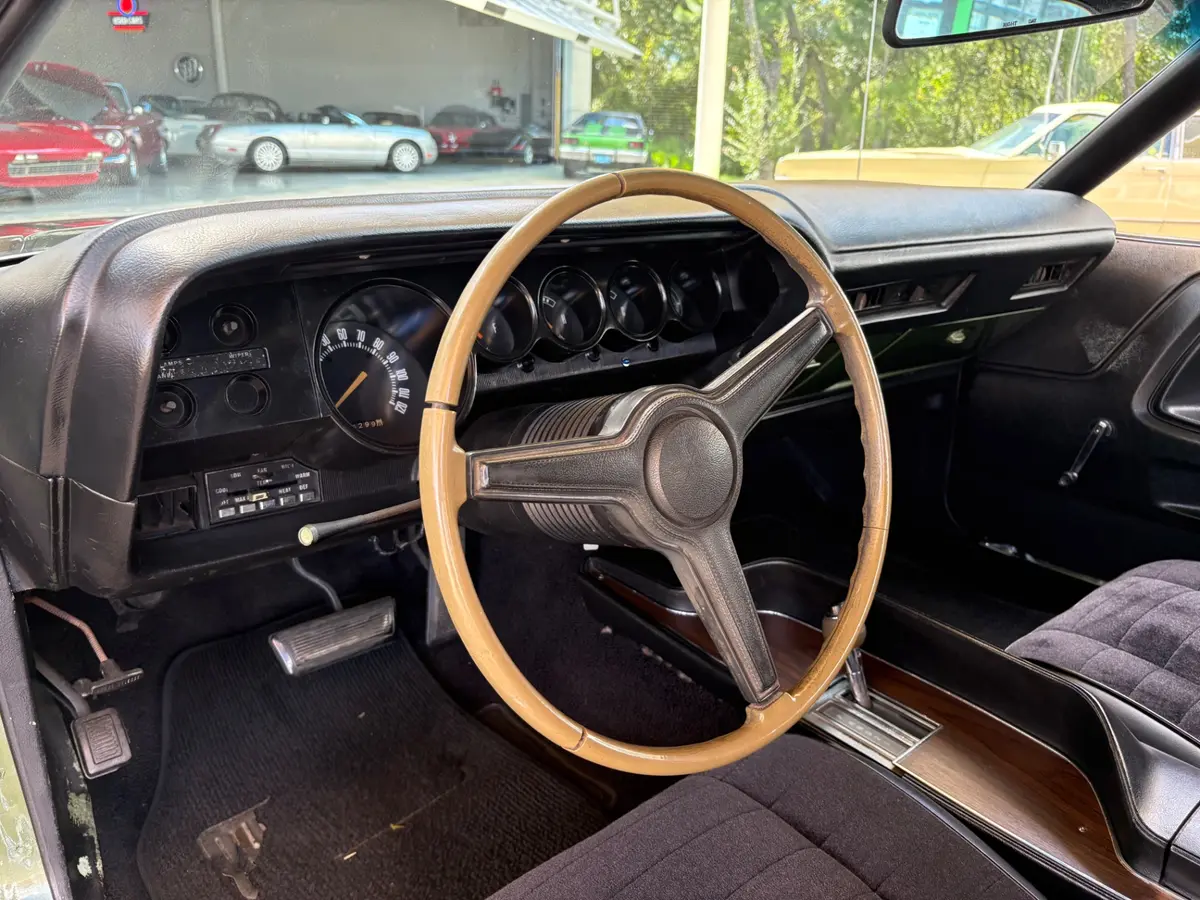 Vehicle photo 30