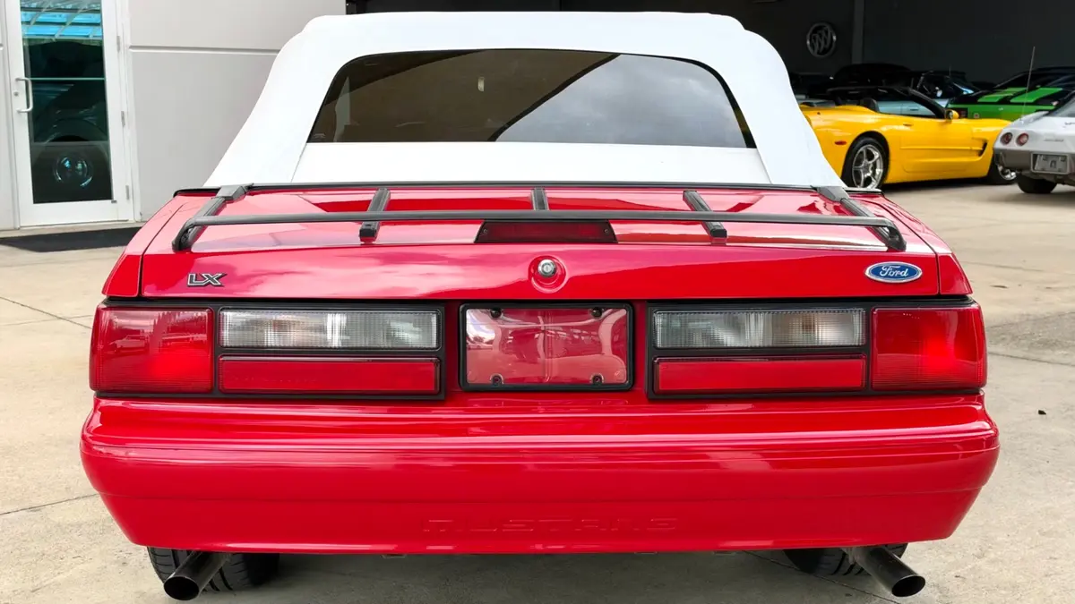 Vehicle photo 23