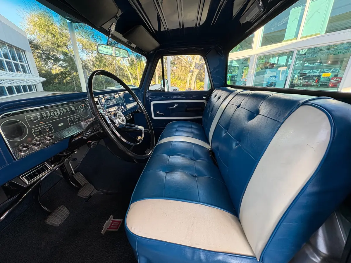 Vehicle photo 33