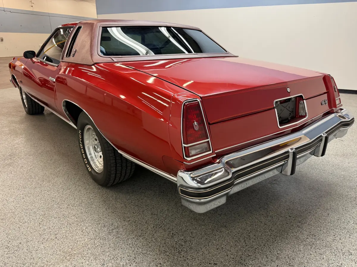 Vehicle photo 12