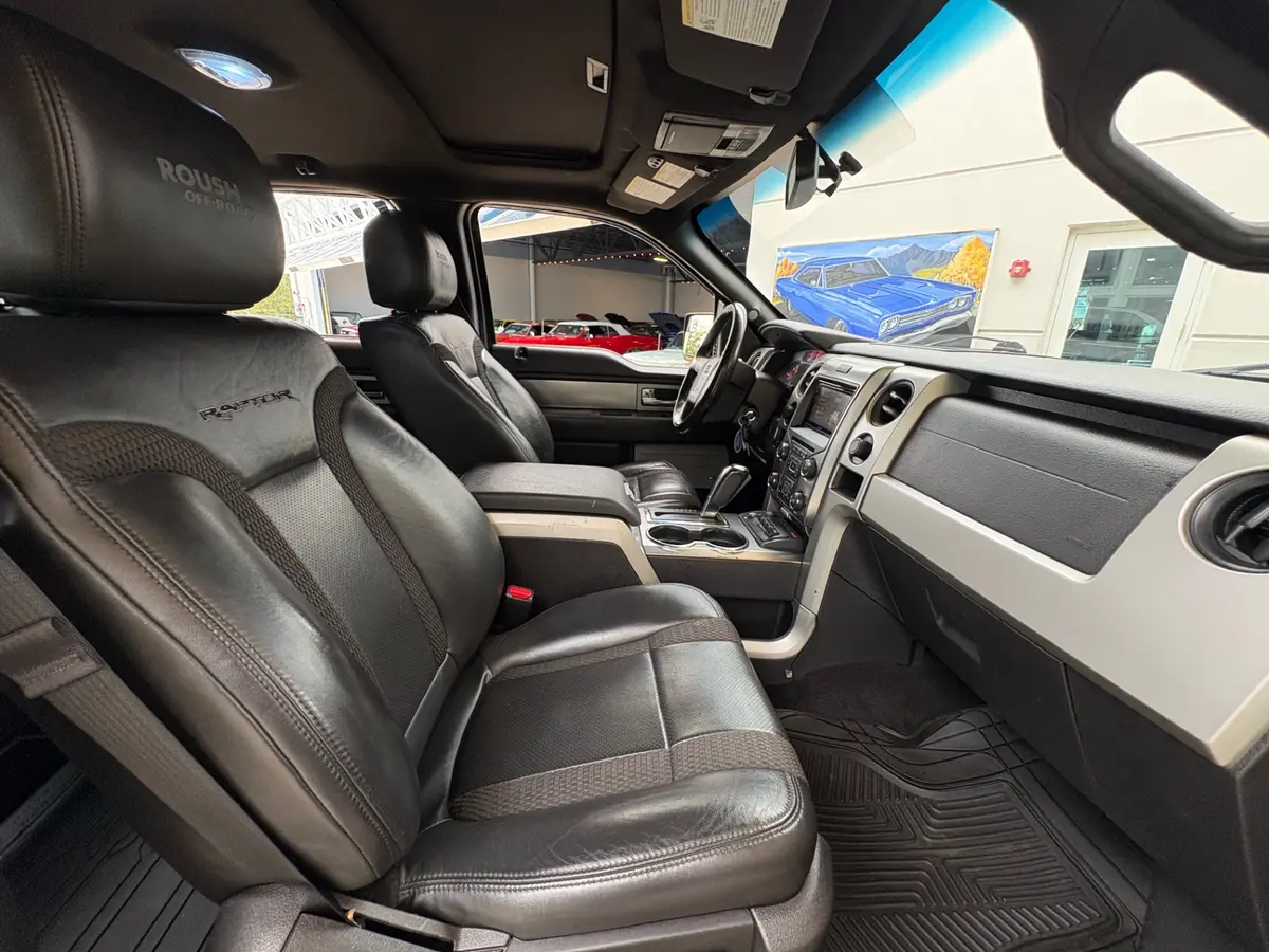 Vehicle photo 45