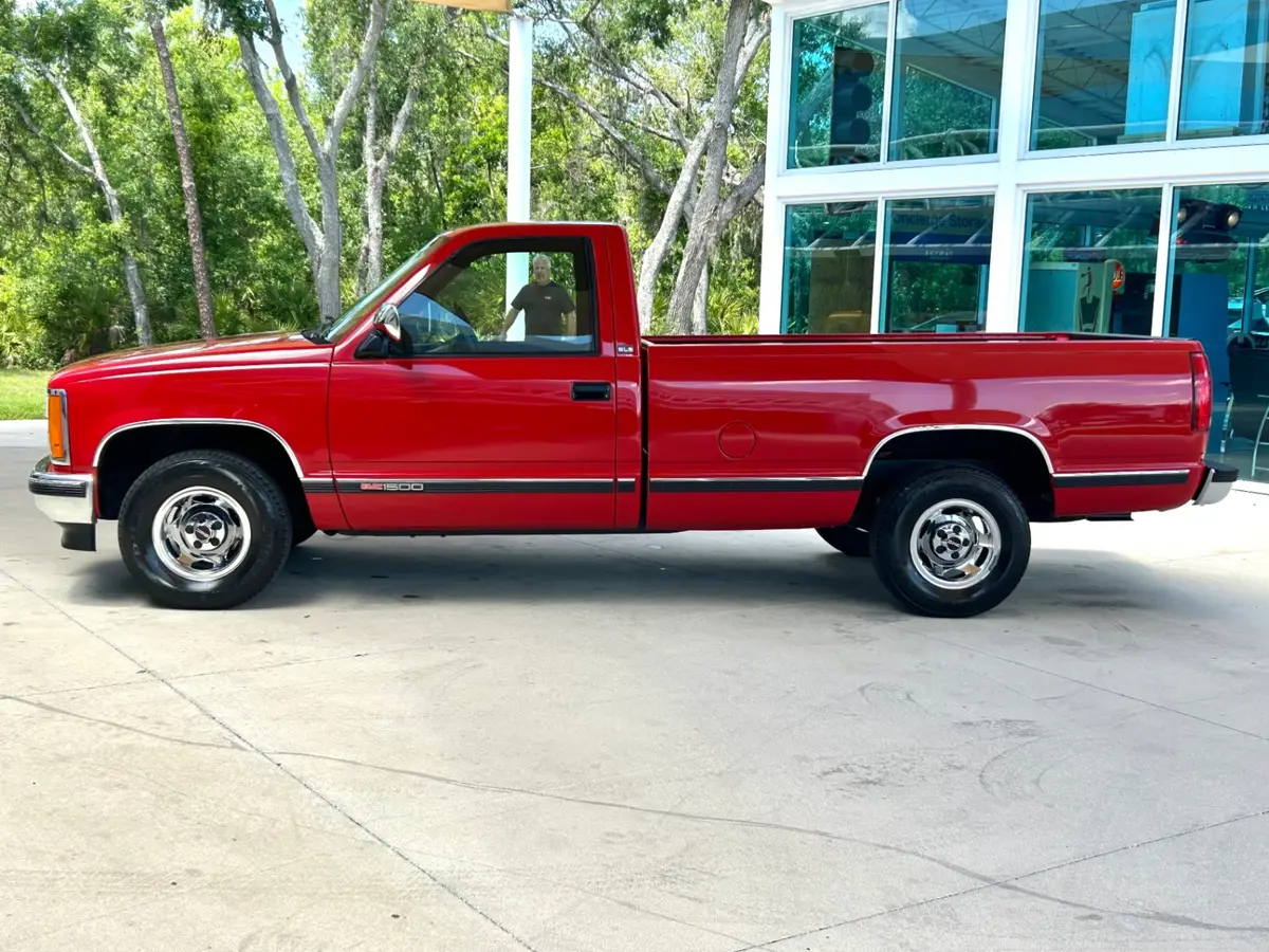 Vehicle photo 9