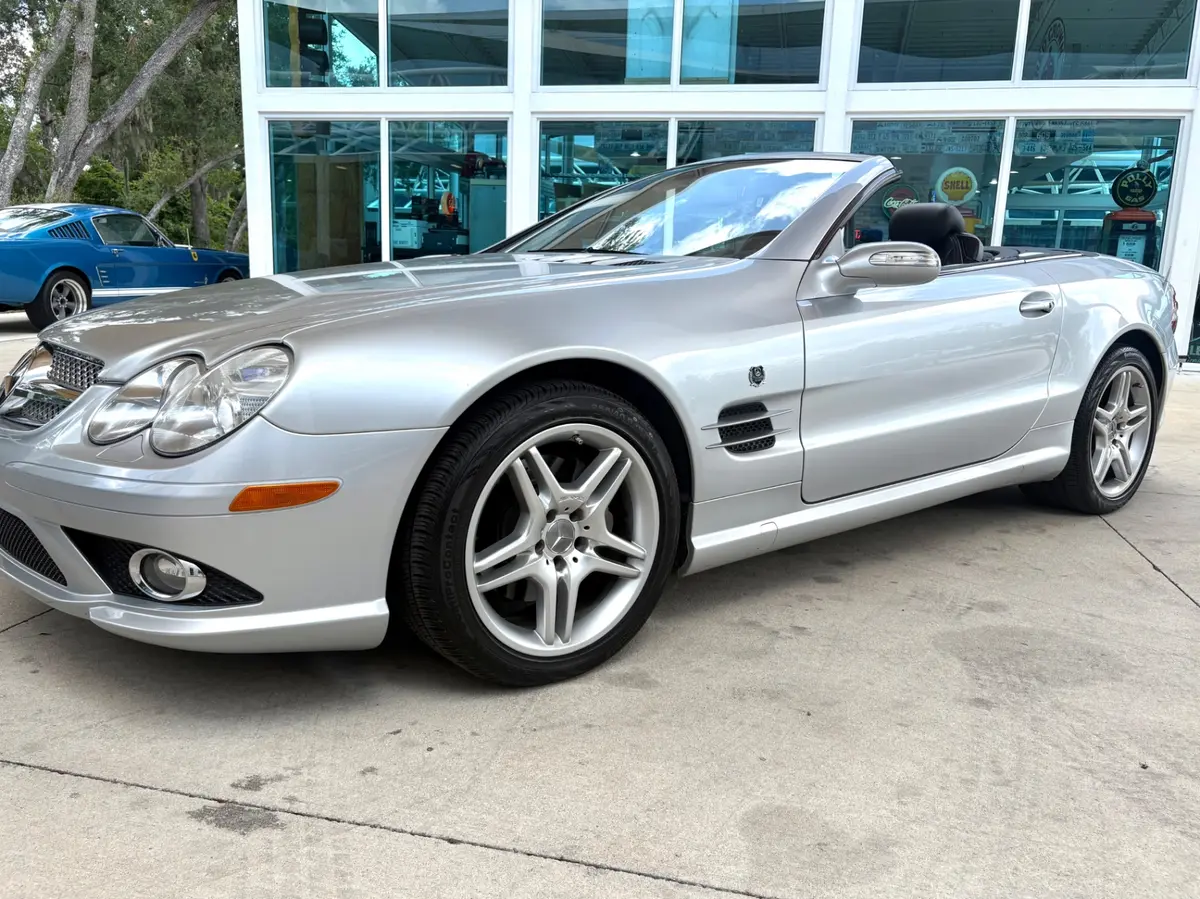 Vehicle photo 12