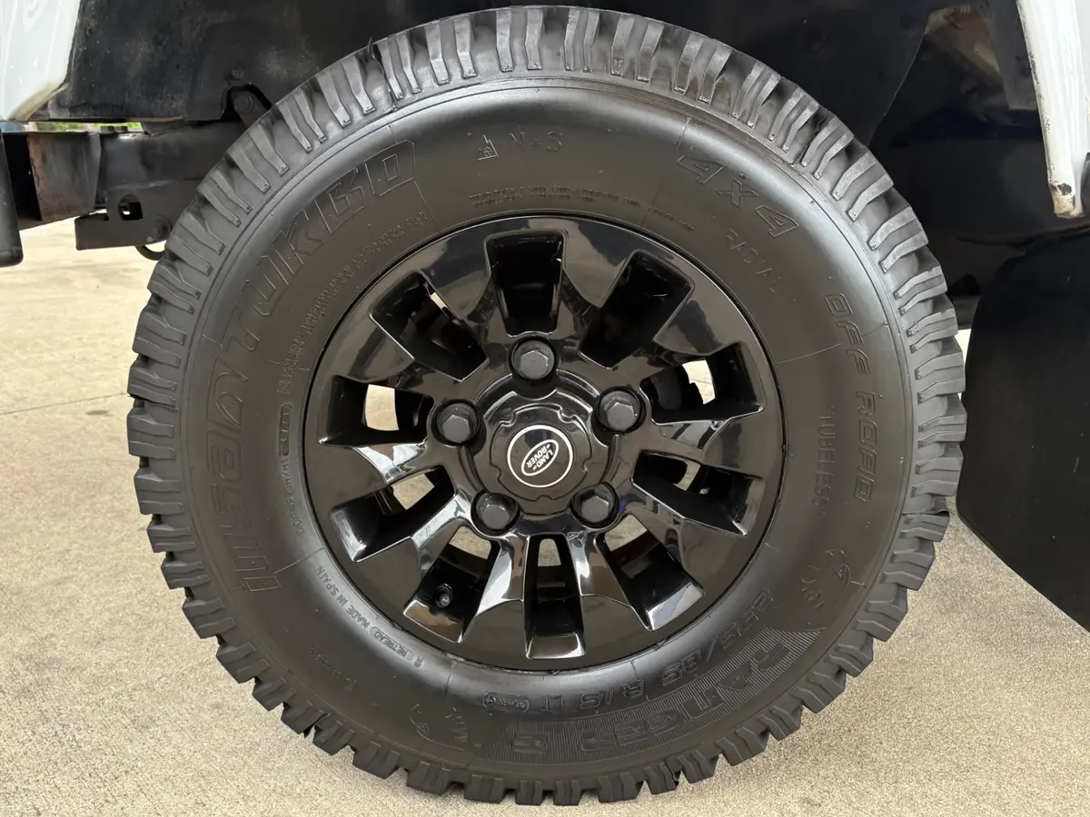 Vehicle photo 21