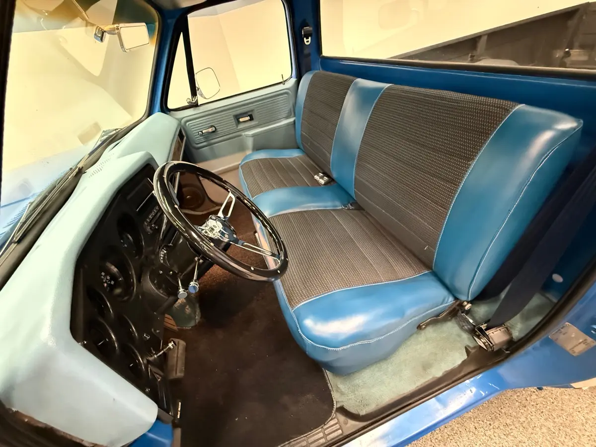 Vehicle photo 19