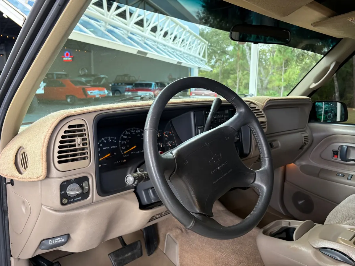 Vehicle photo 32