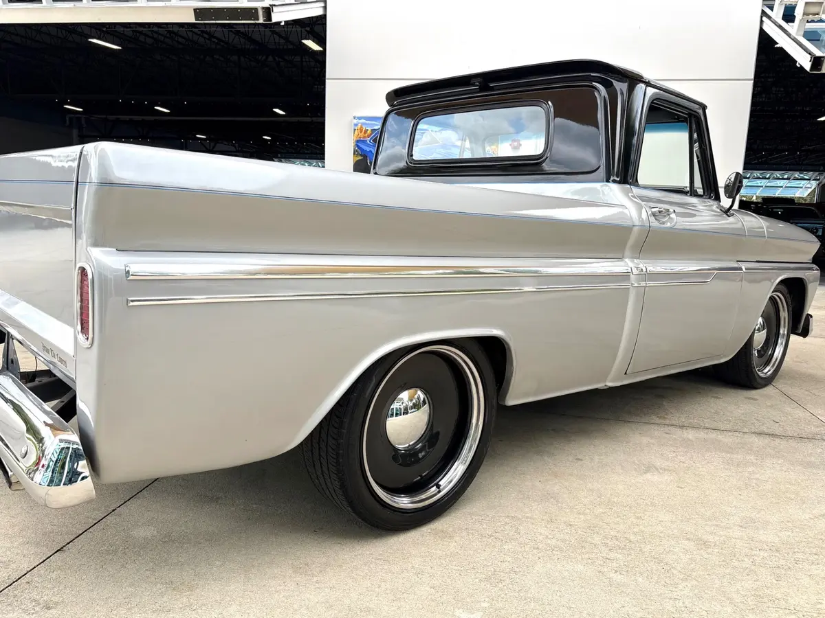 Vehicle photo 16