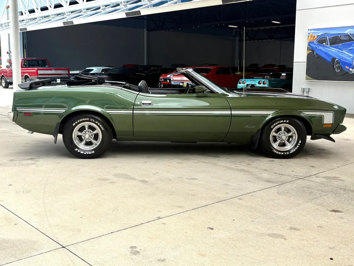 Vehicle photo 5