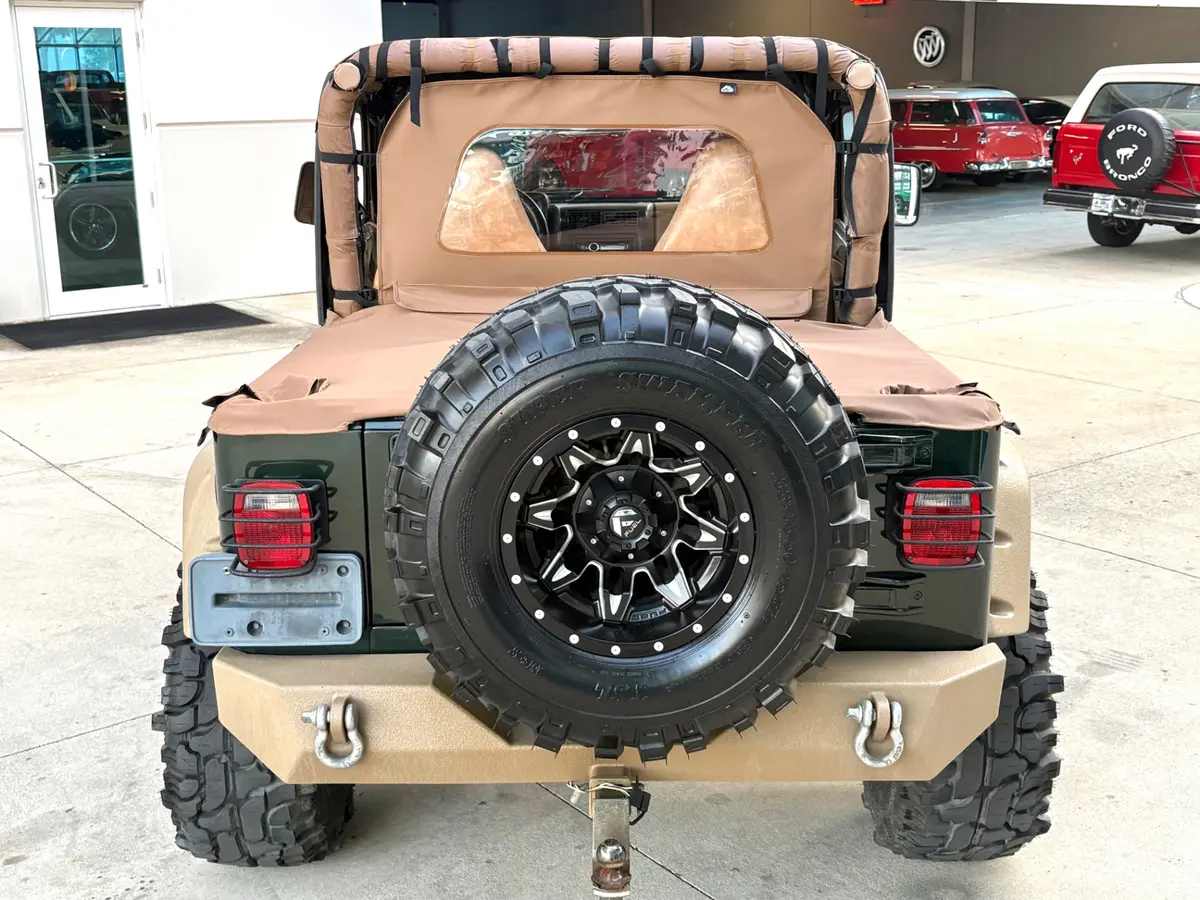 Vehicle photo 7
