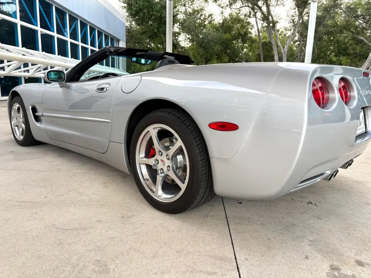 Vehicle photo 16