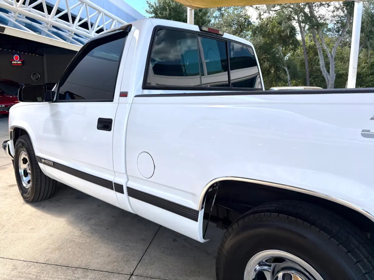 Vehicle photo 14