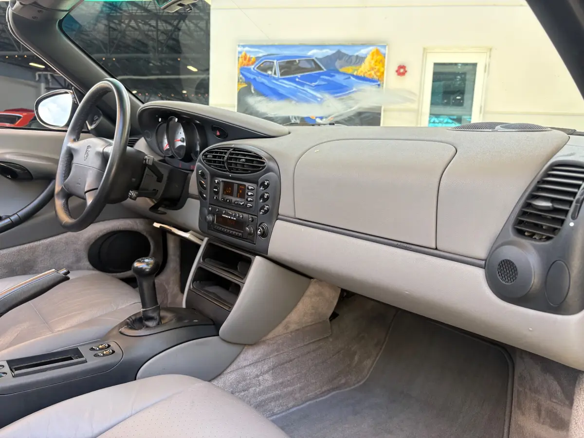 Vehicle photo 37