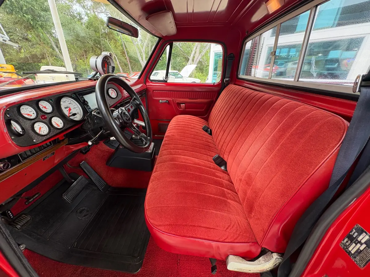 Vehicle photo 34
