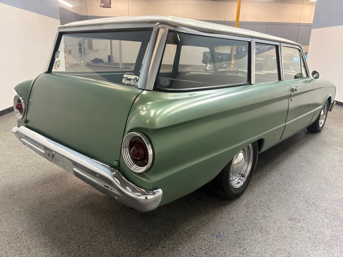 Vehicle photo 6