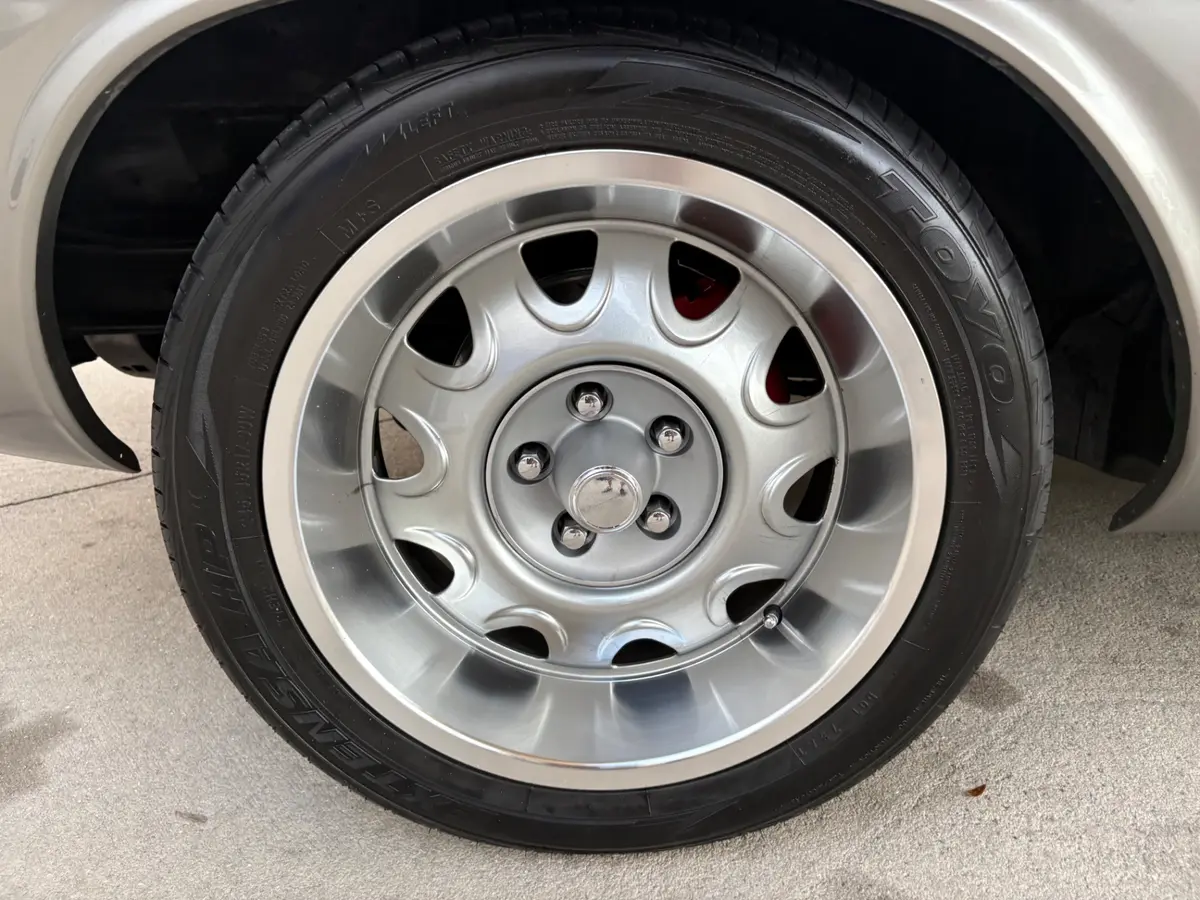 Vehicle photo 25
