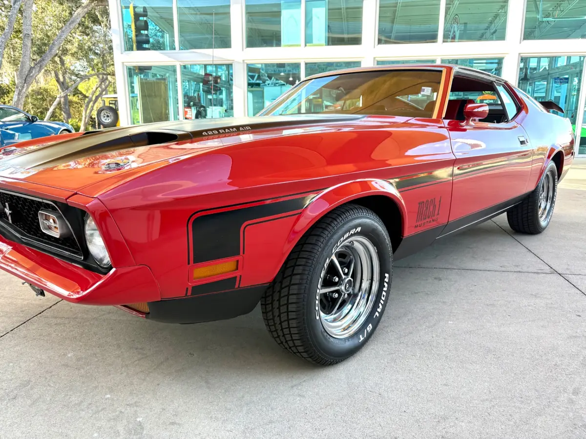 Vehicle photo 12