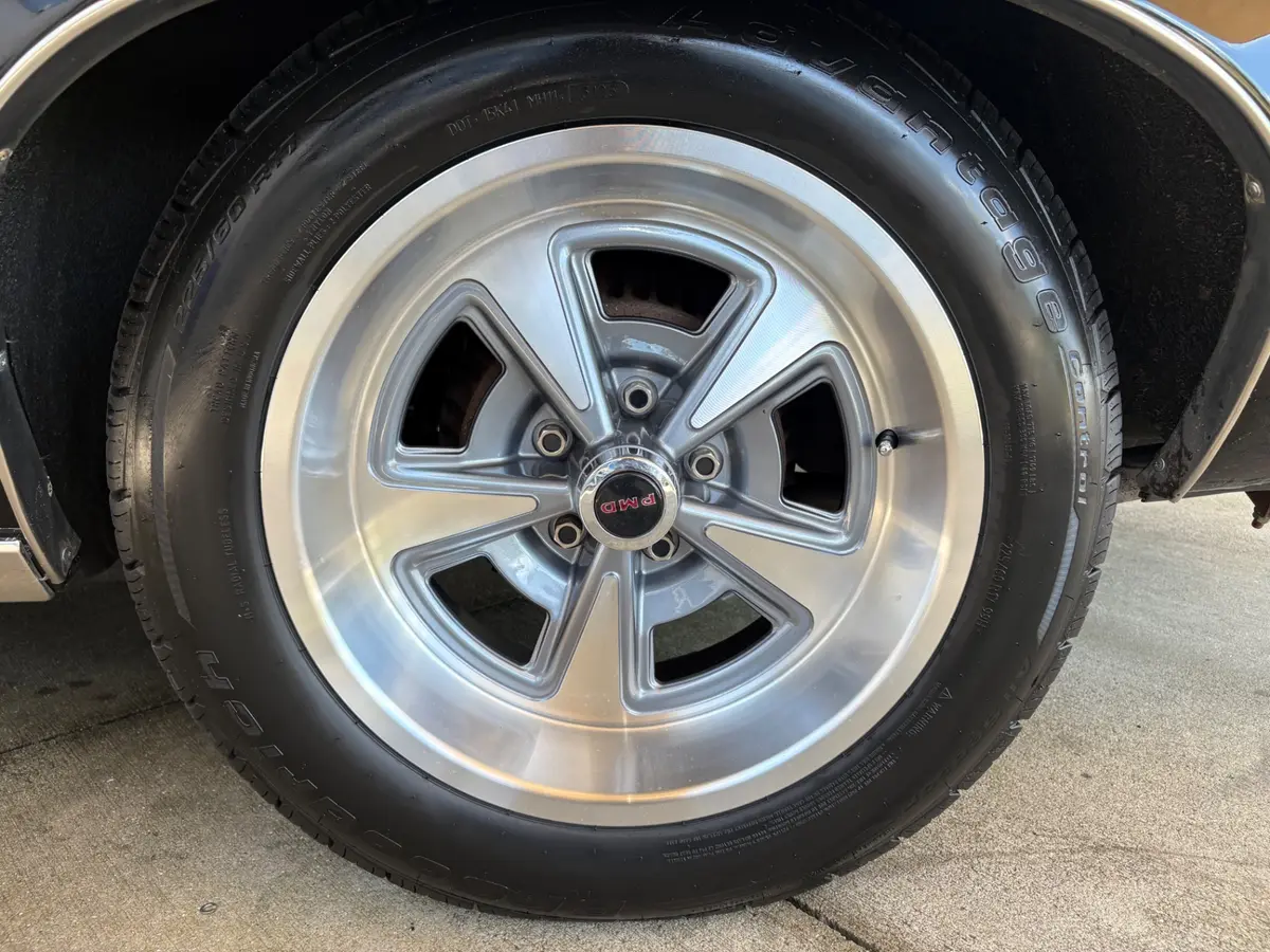 Vehicle photo 23