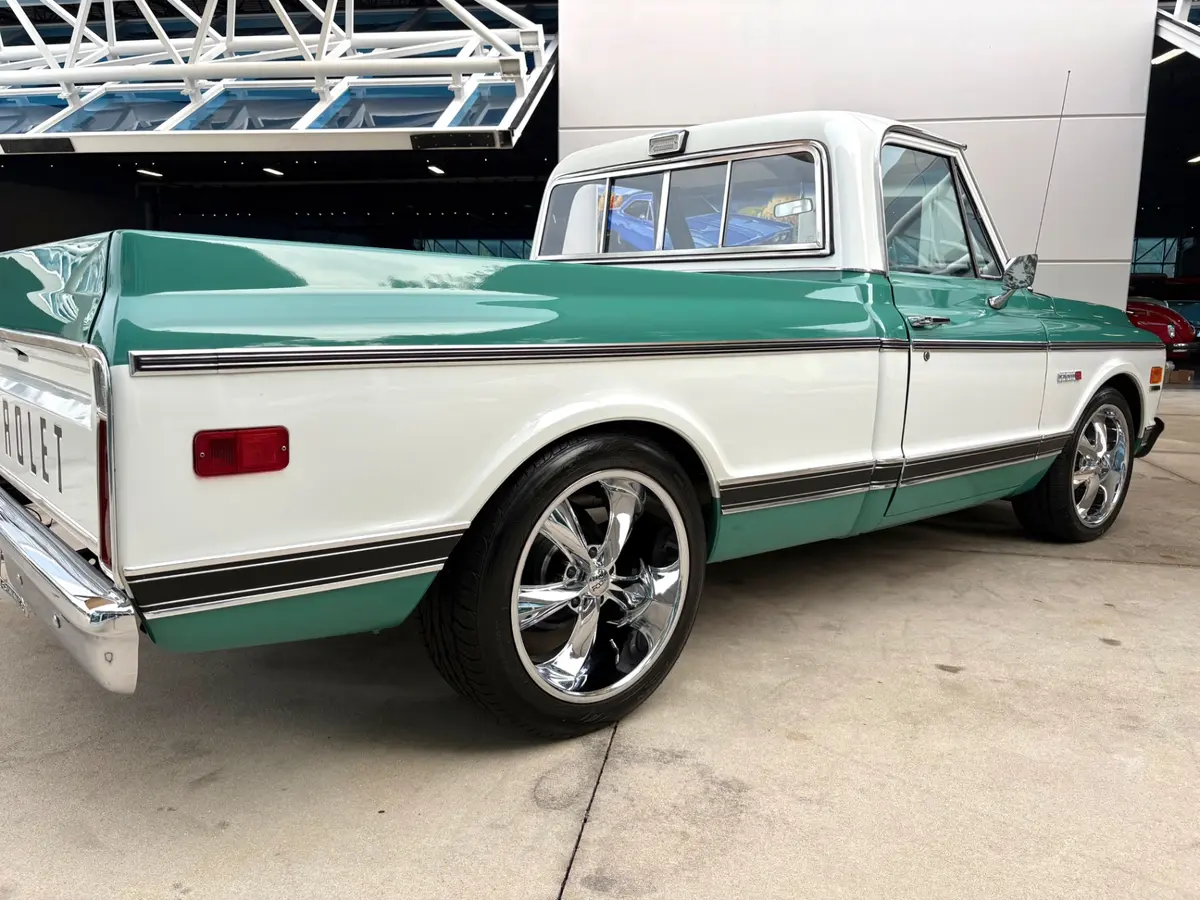 Vehicle photo 17