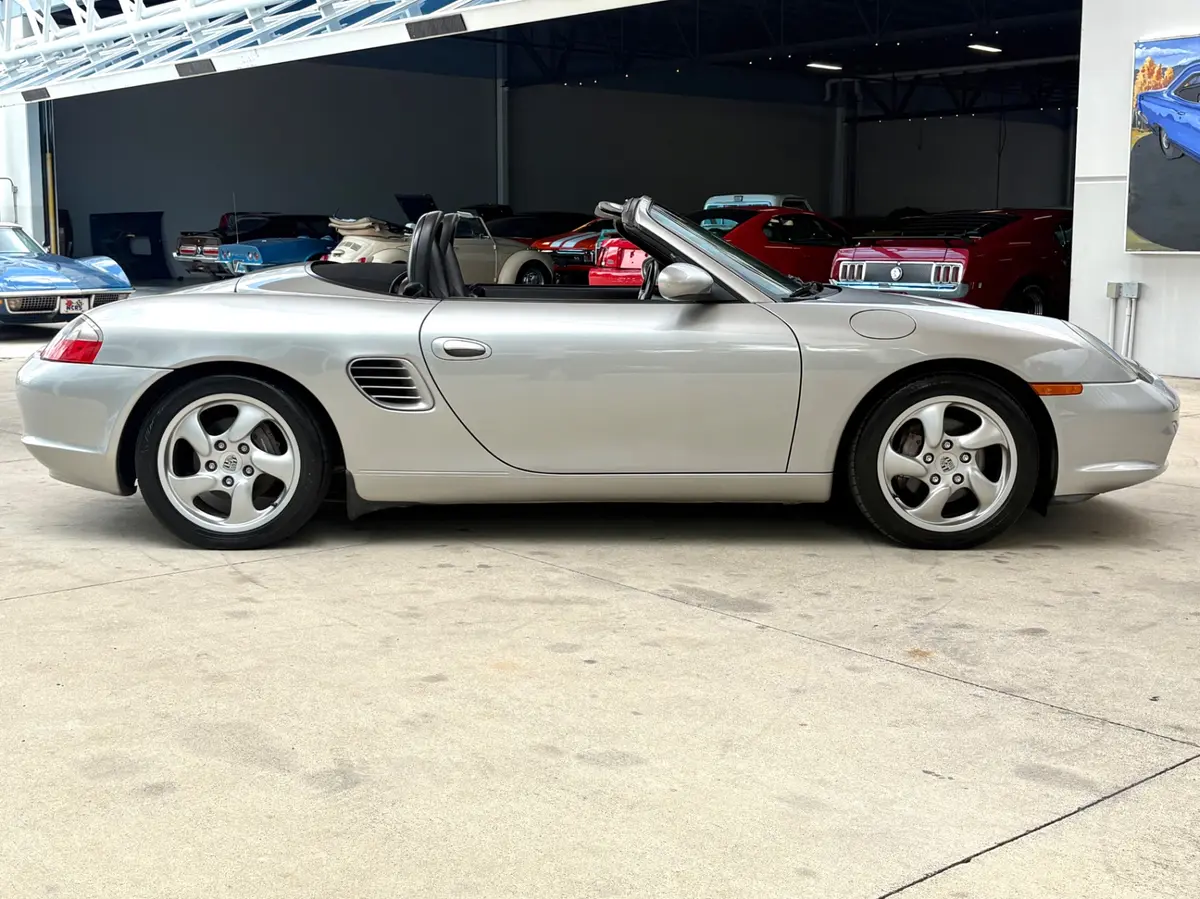 Vehicle photo 5