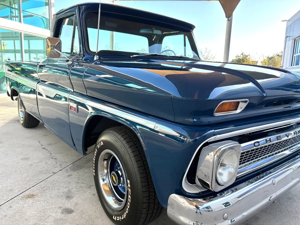 Vehicle photo 19