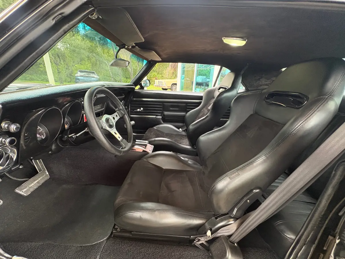 Vehicle photo 32