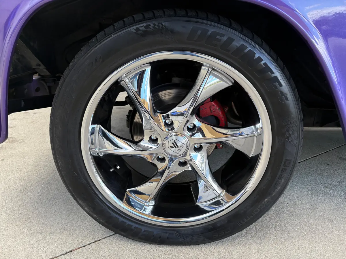 Vehicle photo 21