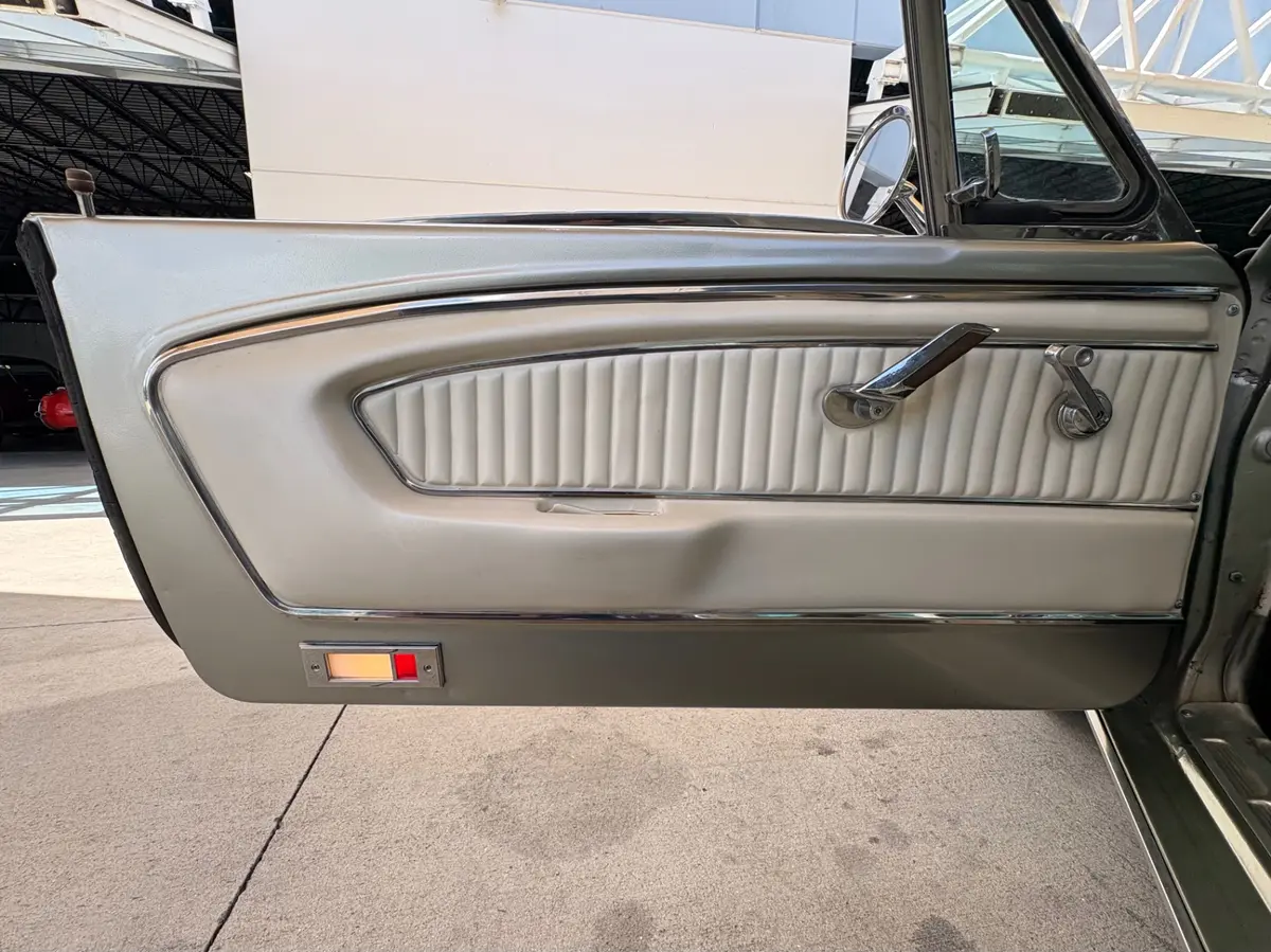 Vehicle photo 29