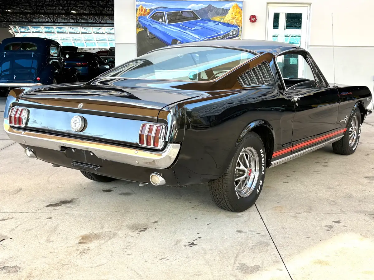 Vehicle photo 6