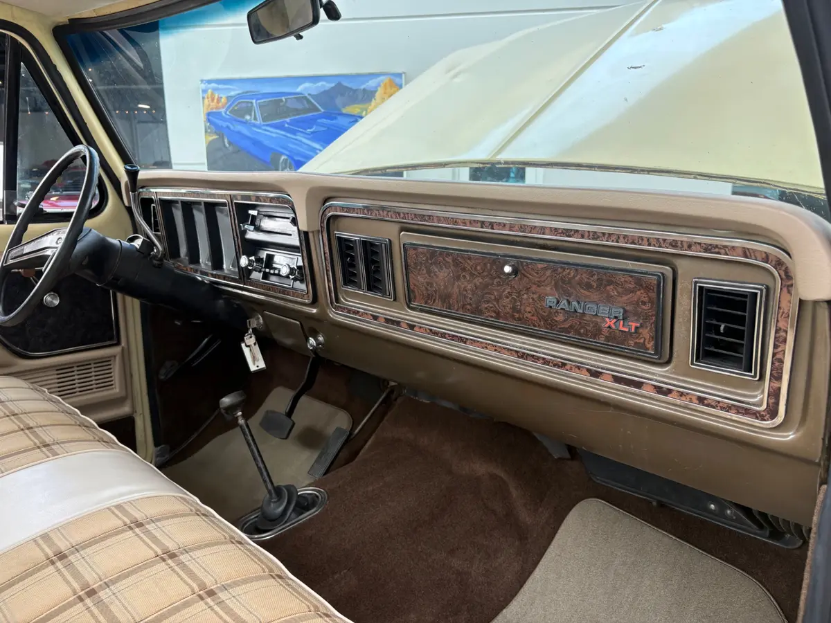 Vehicle photo 38