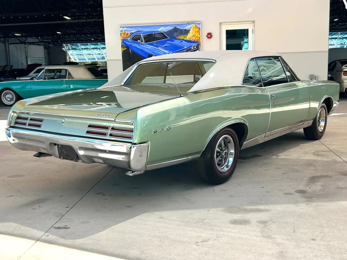 Vehicle photo 5