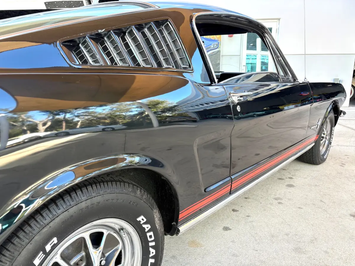 Vehicle photo 18
