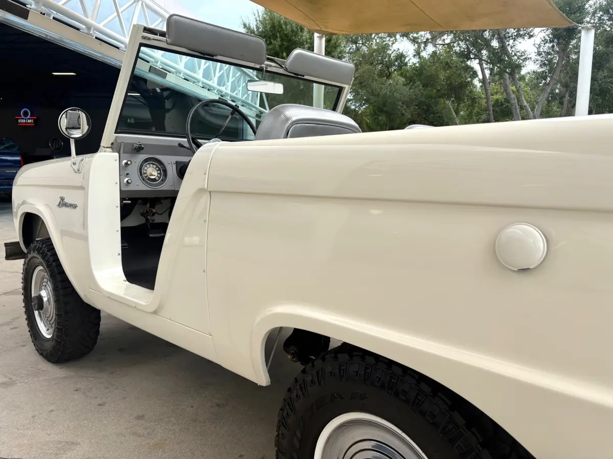 Vehicle photo 14