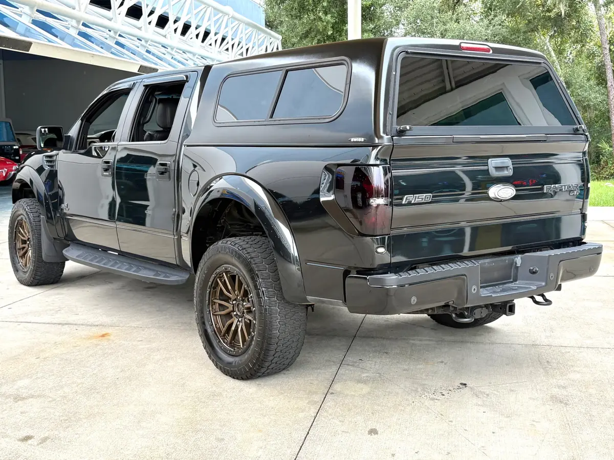 Vehicle photo 9