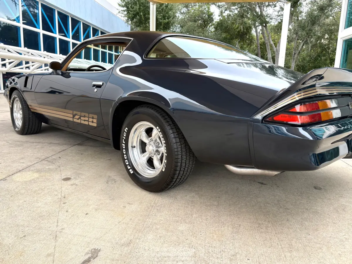 Vehicle photo 15