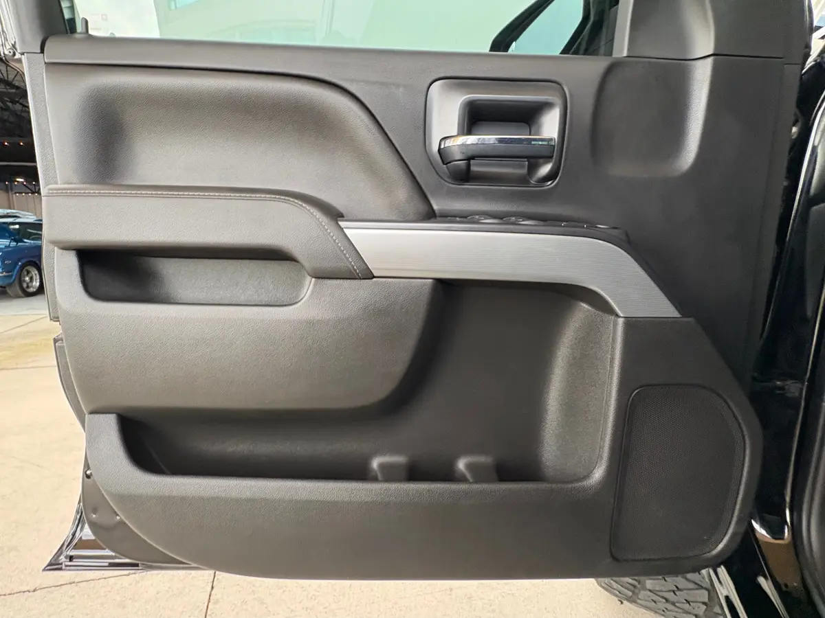 Vehicle photo 30