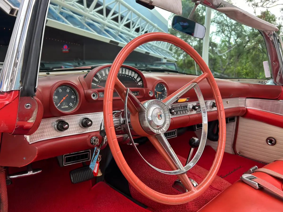 Vehicle photo 32