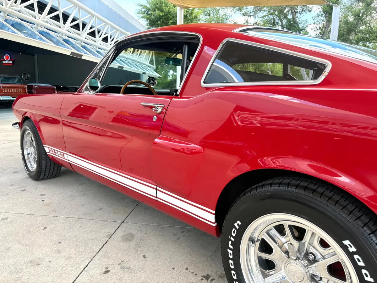 Vehicle photo 14