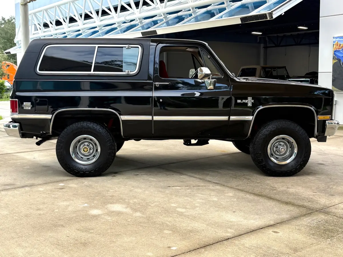 Vehicle photo 5
