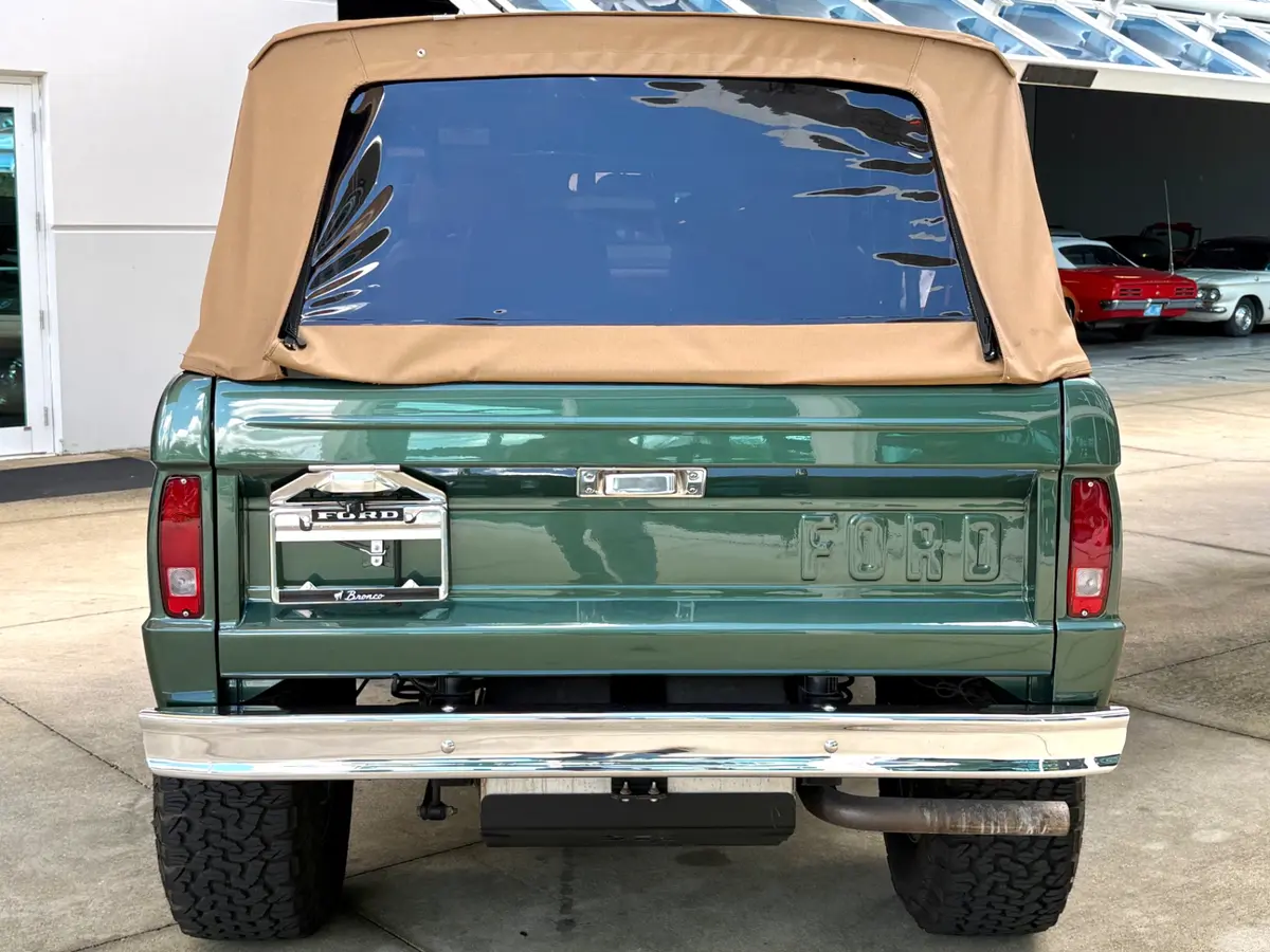 Vehicle photo 15
