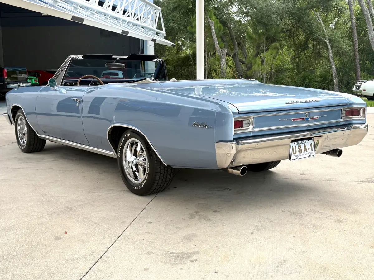 Vehicle photo 9