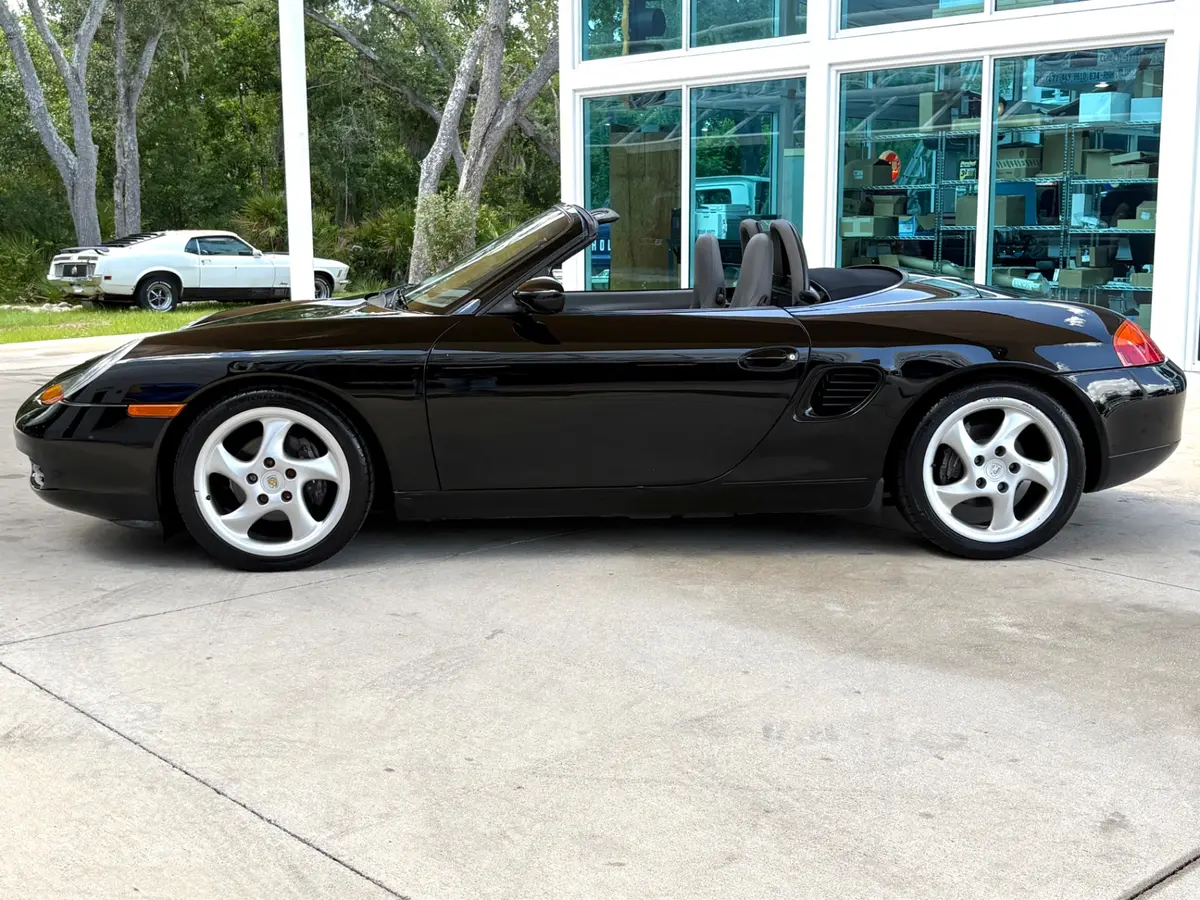 Vehicle photo 10