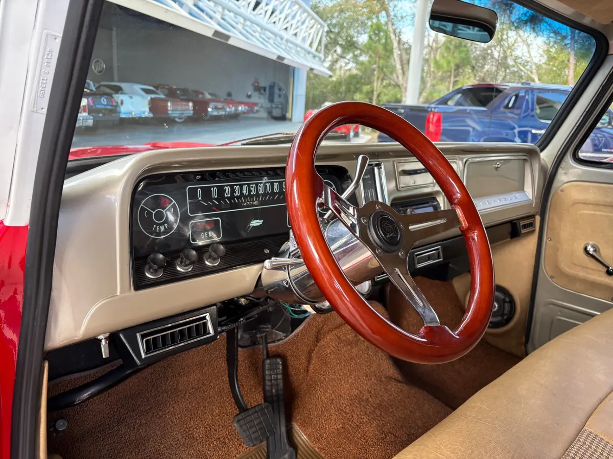 Vehicle photo 32