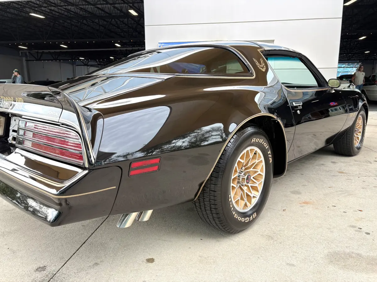Vehicle photo 17