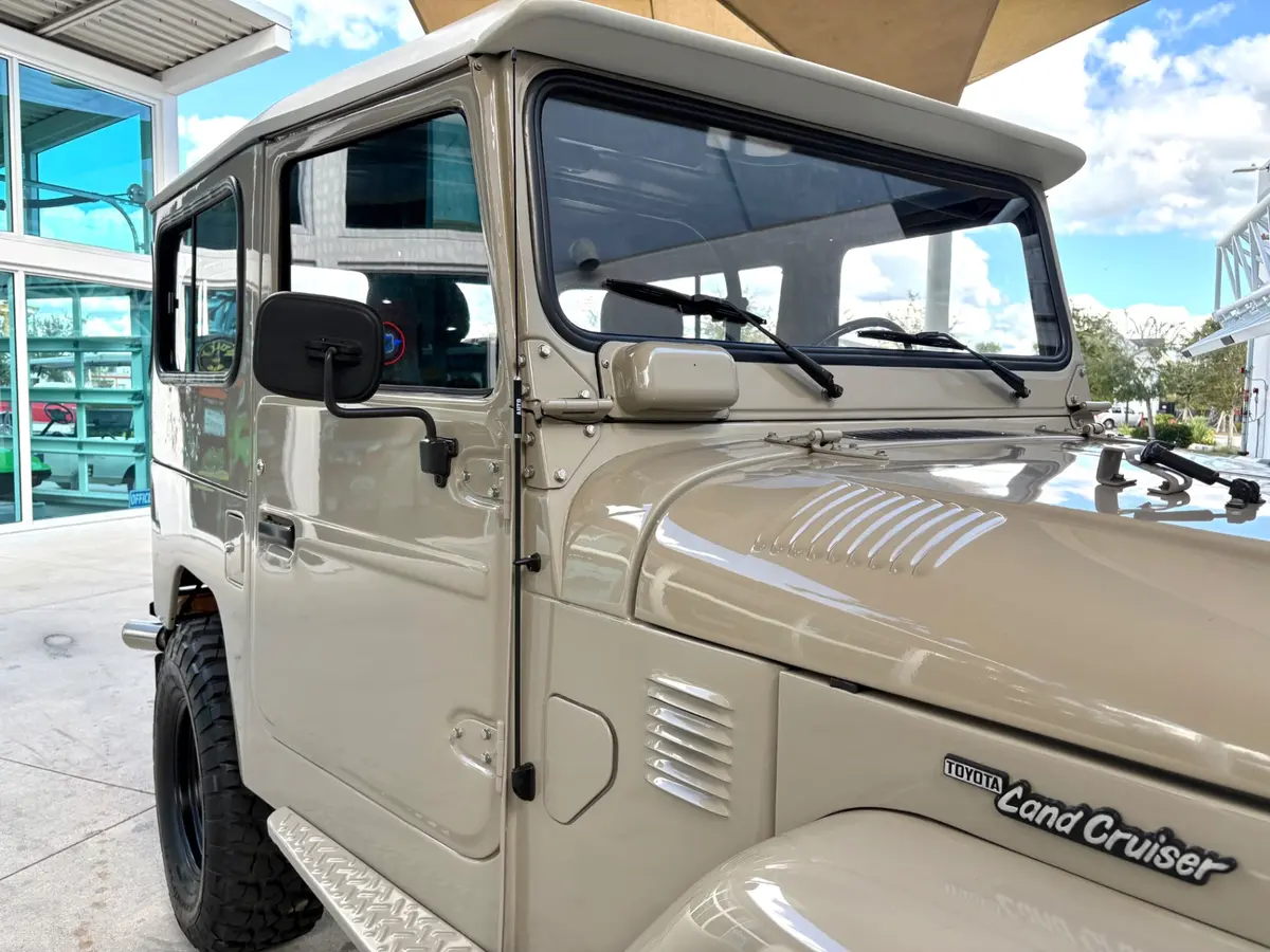 Vehicle photo 18