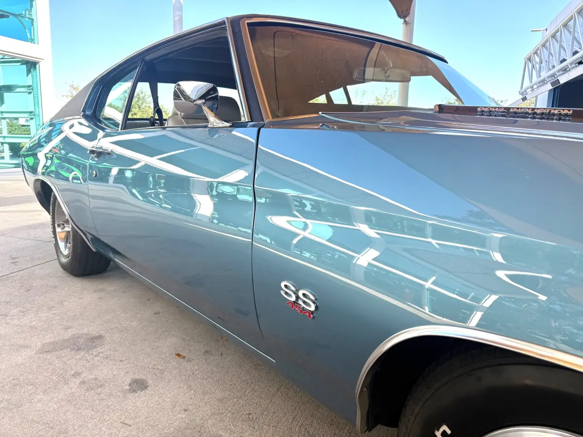 Vehicle photo 19