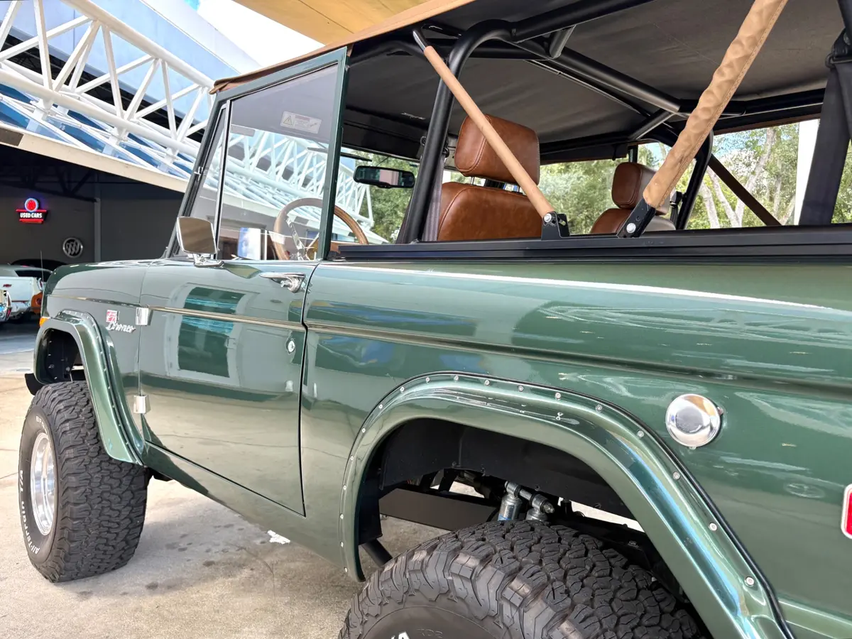 Vehicle photo 21