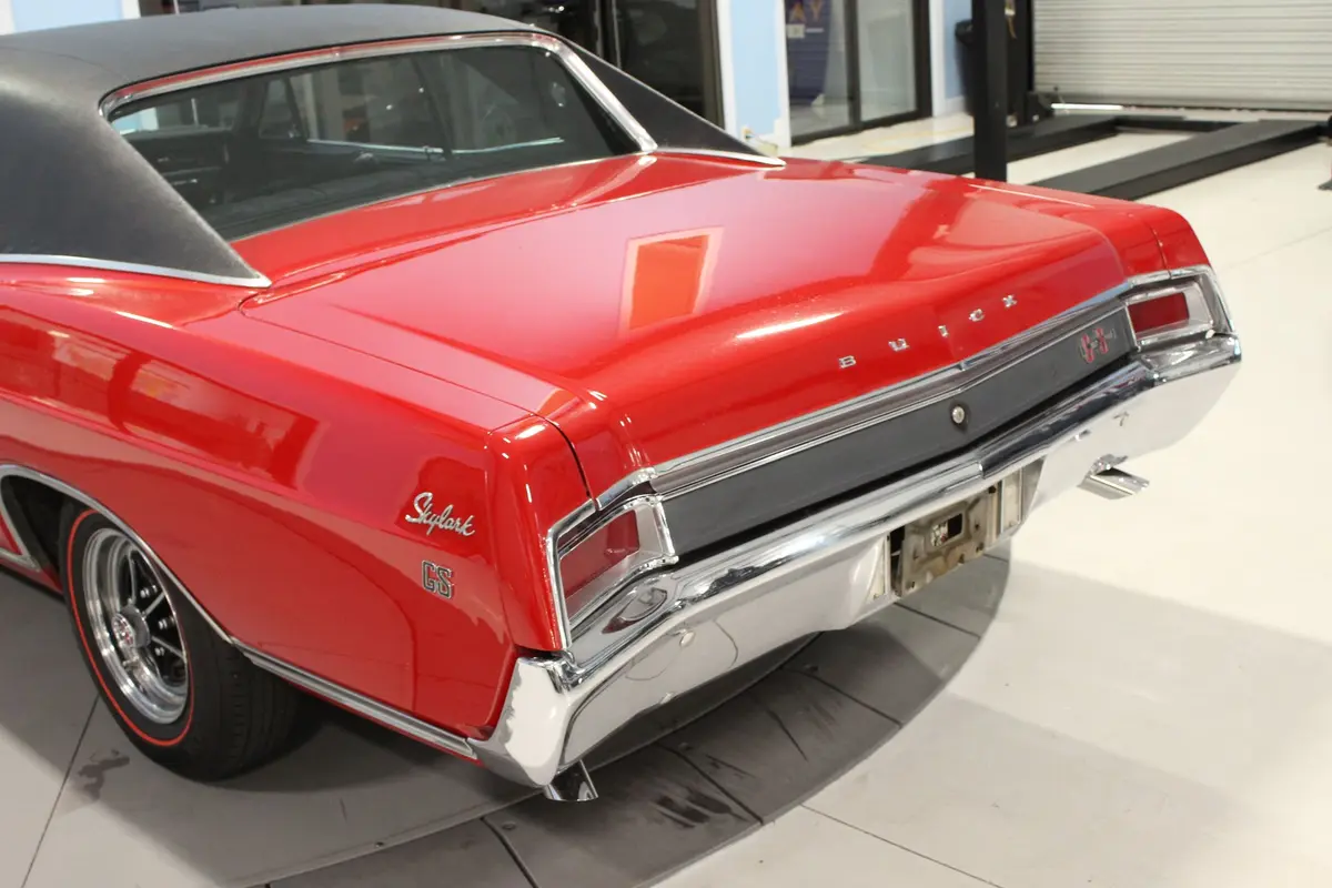 Vehicle photo 19